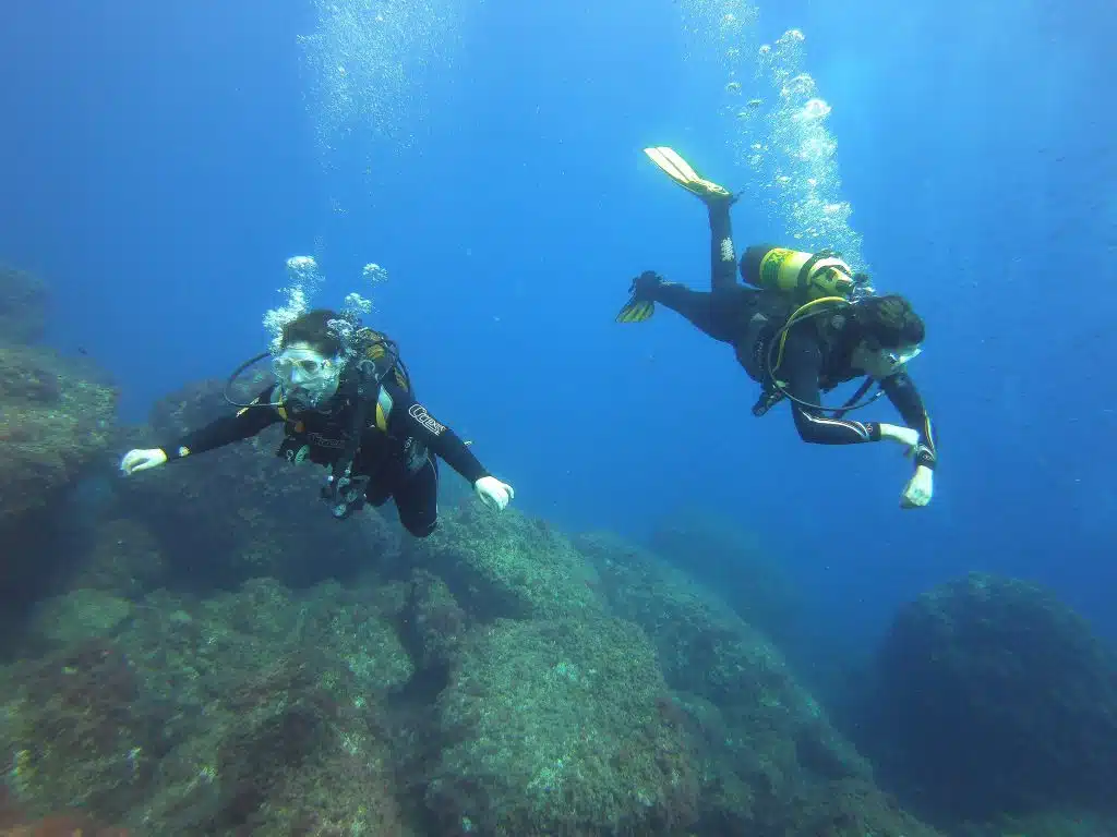 Buceador utilizando aletas durante una inmersión de buceo recreativo